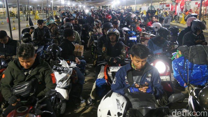 Pemudik Motor Memadati Pelabuhan Ciwandan Saat Dini Hari: Fenomena Mudik Lebaran 2026 yang Semakin Ramai